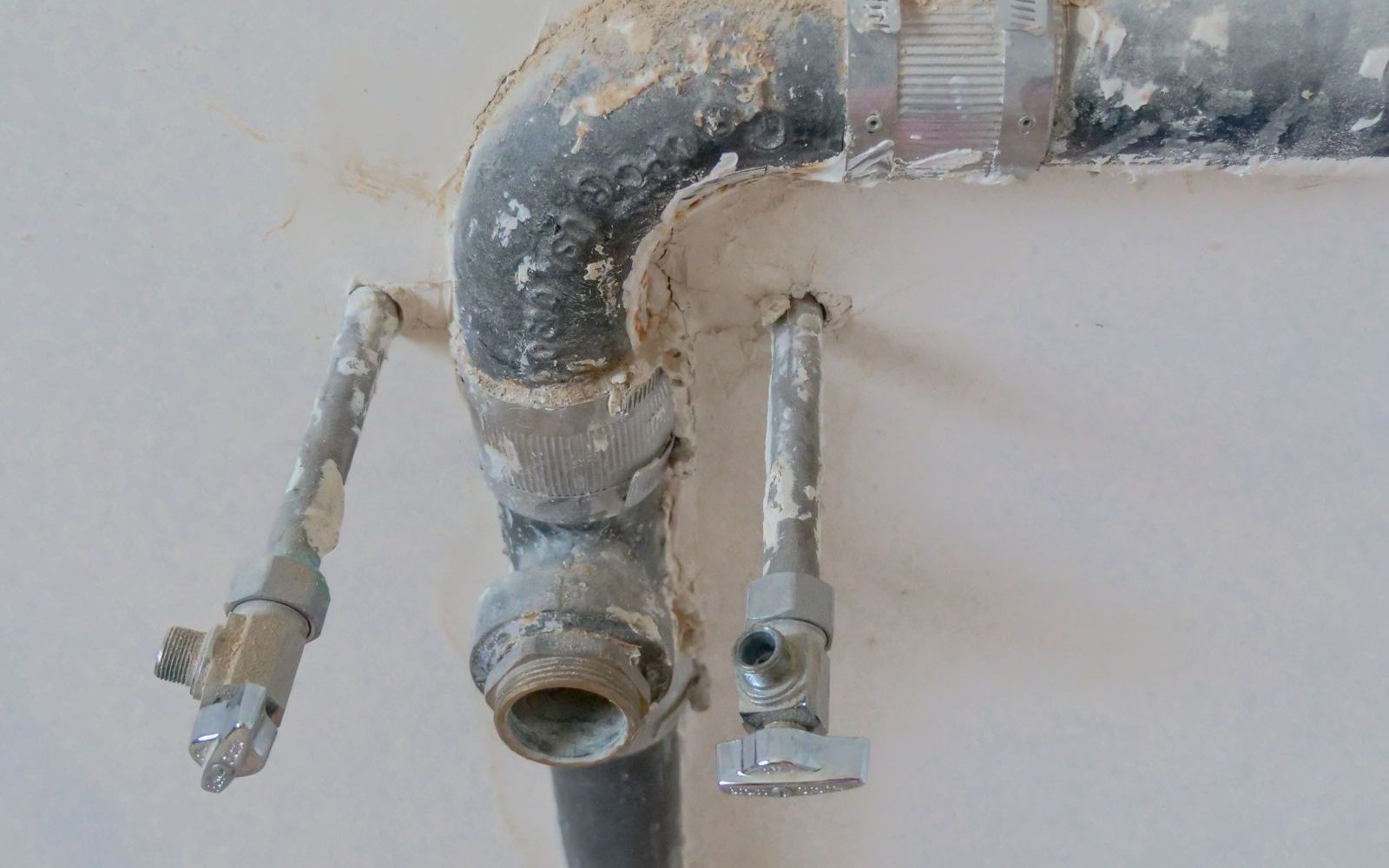 Klempner der Klempnerei Rudroff montiert eine Dachrinne aus Metall an einem Haus in Hamburg